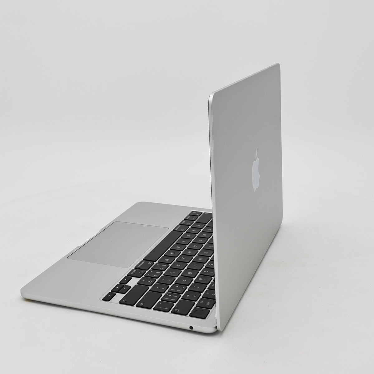 95新 Apple MacBook Air 22年 13寸 M2（8+8核） 8G RAM 256G SSD 銀色