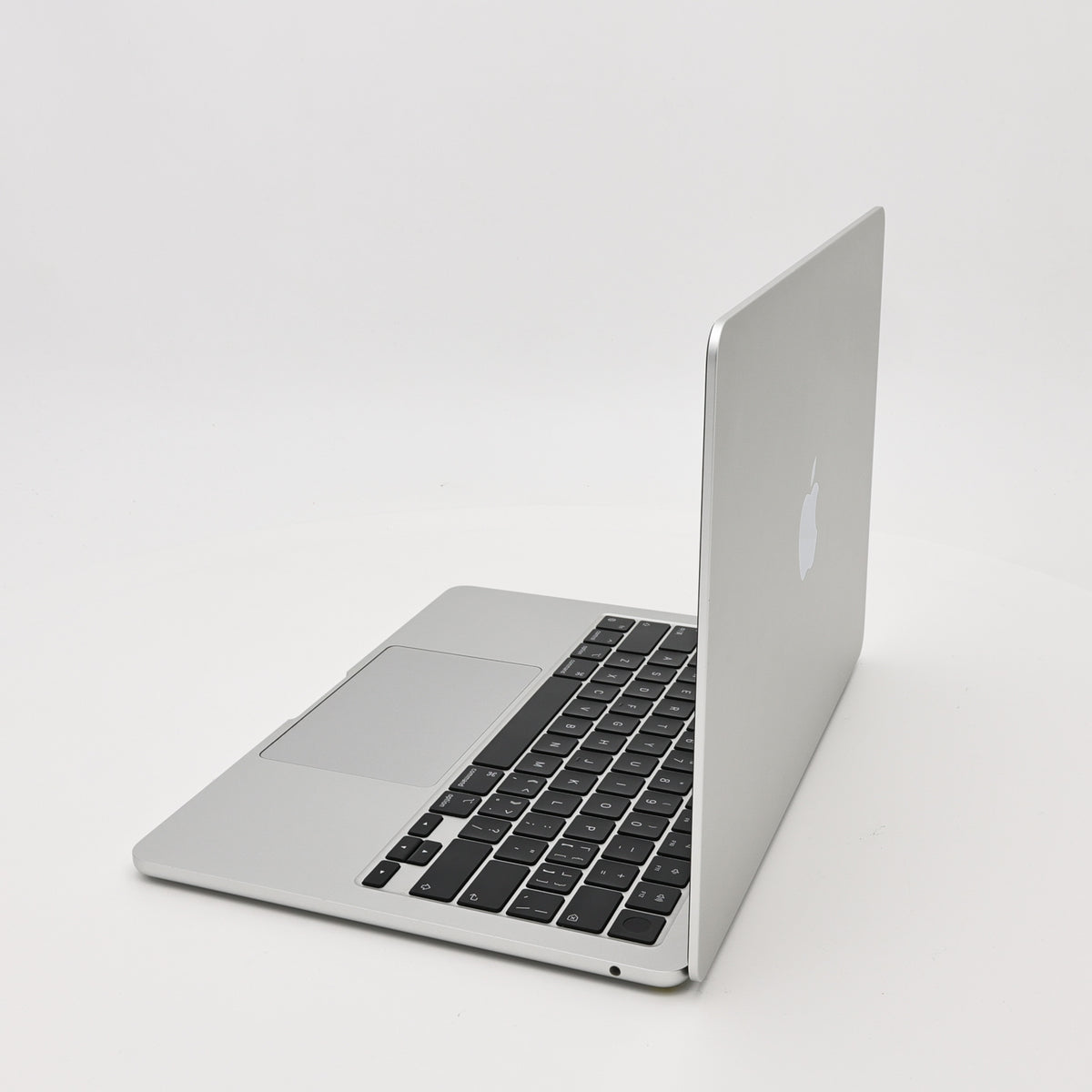 95新 Apple MacBook Air 22年 13寸 M2（8+8核） 8G RAM 256G SSD 銀色
