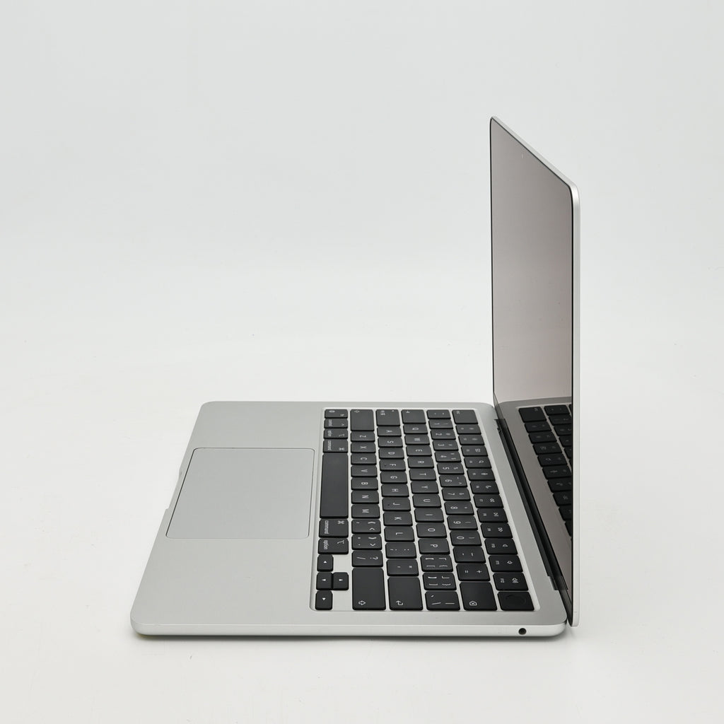 95新 Apple MacBook Air 22年 13寸 M2（8+8核） 16G RAM 256G SSD 銀色