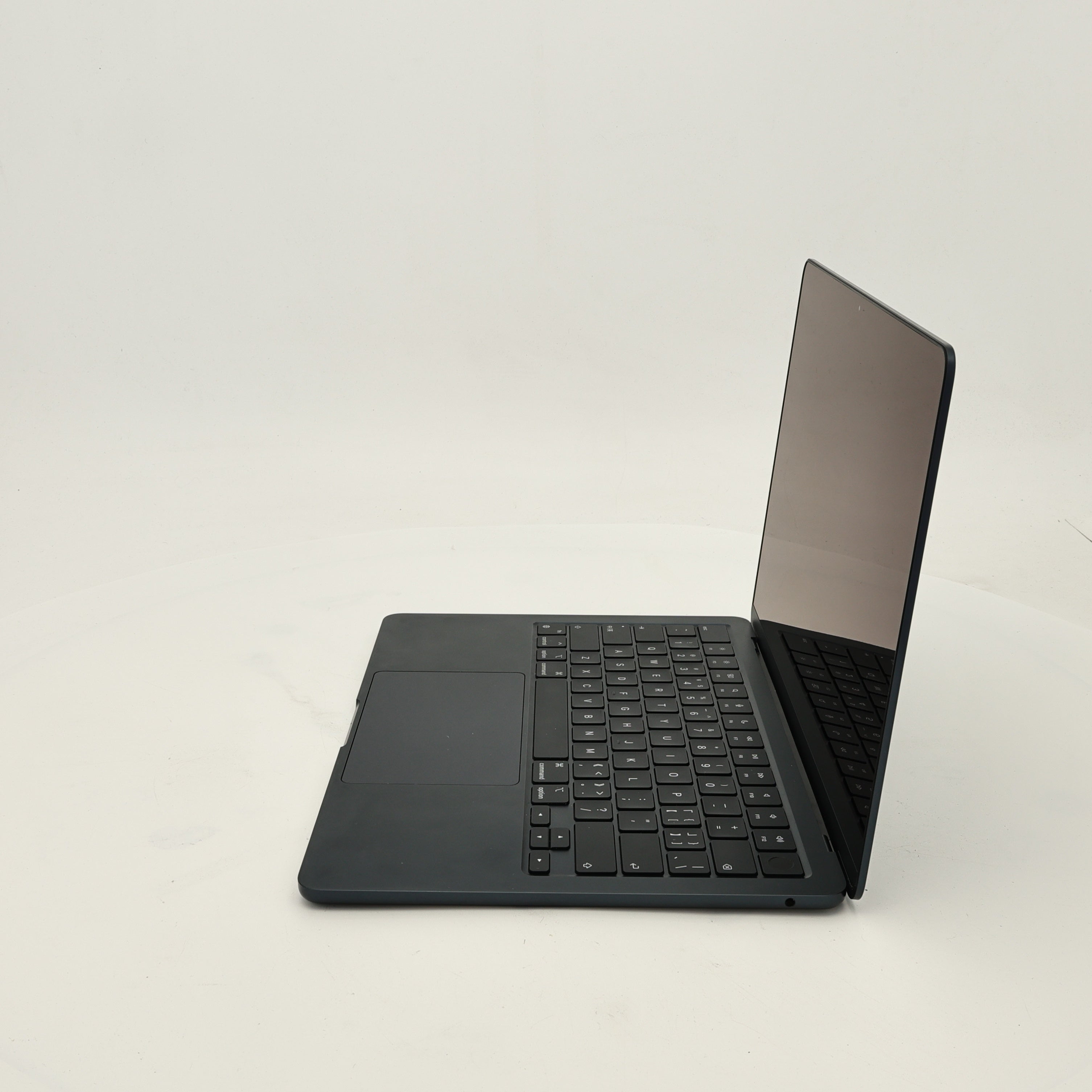 99新 Apple MacBook Air 22年 13寸 M2（8+8核） 8G RAM 256G SSD 深空灰色
